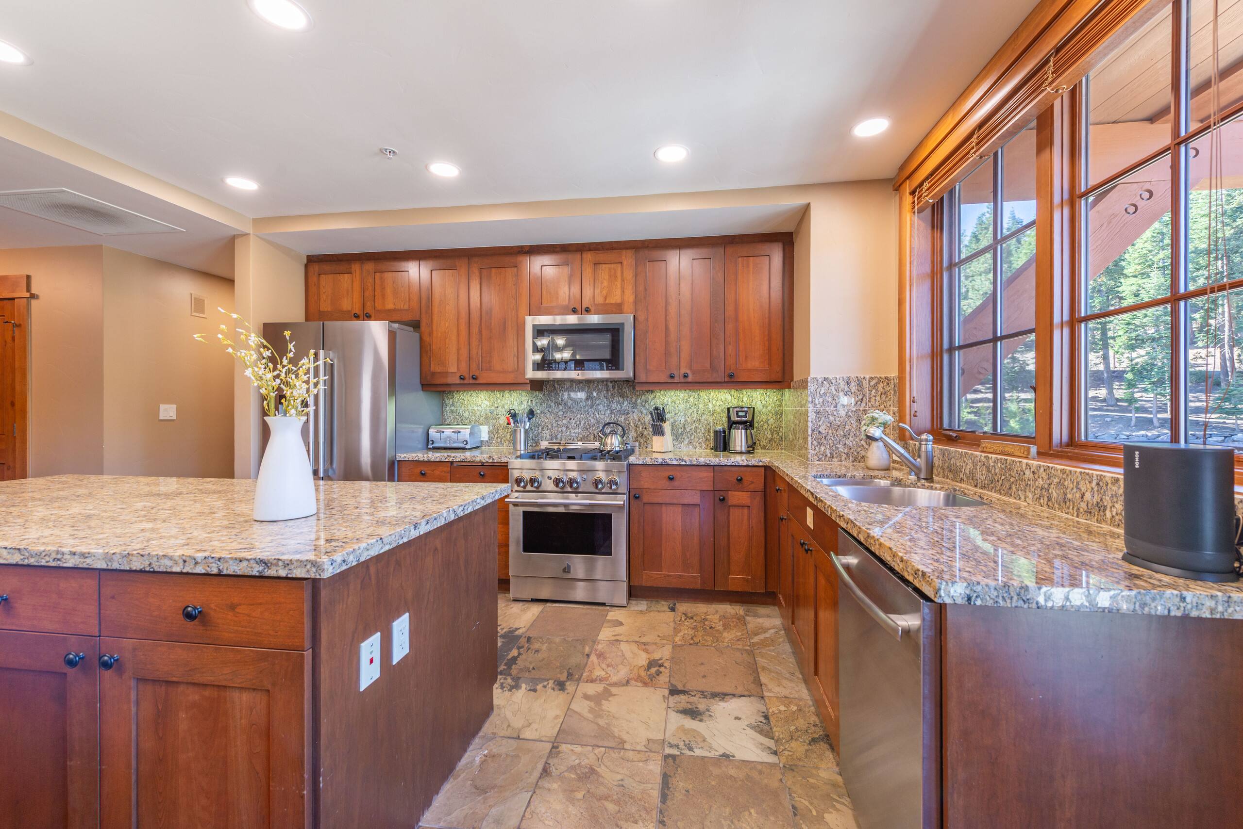 Top-Floor Luxury Condo, Village at Northstar - Photo 9