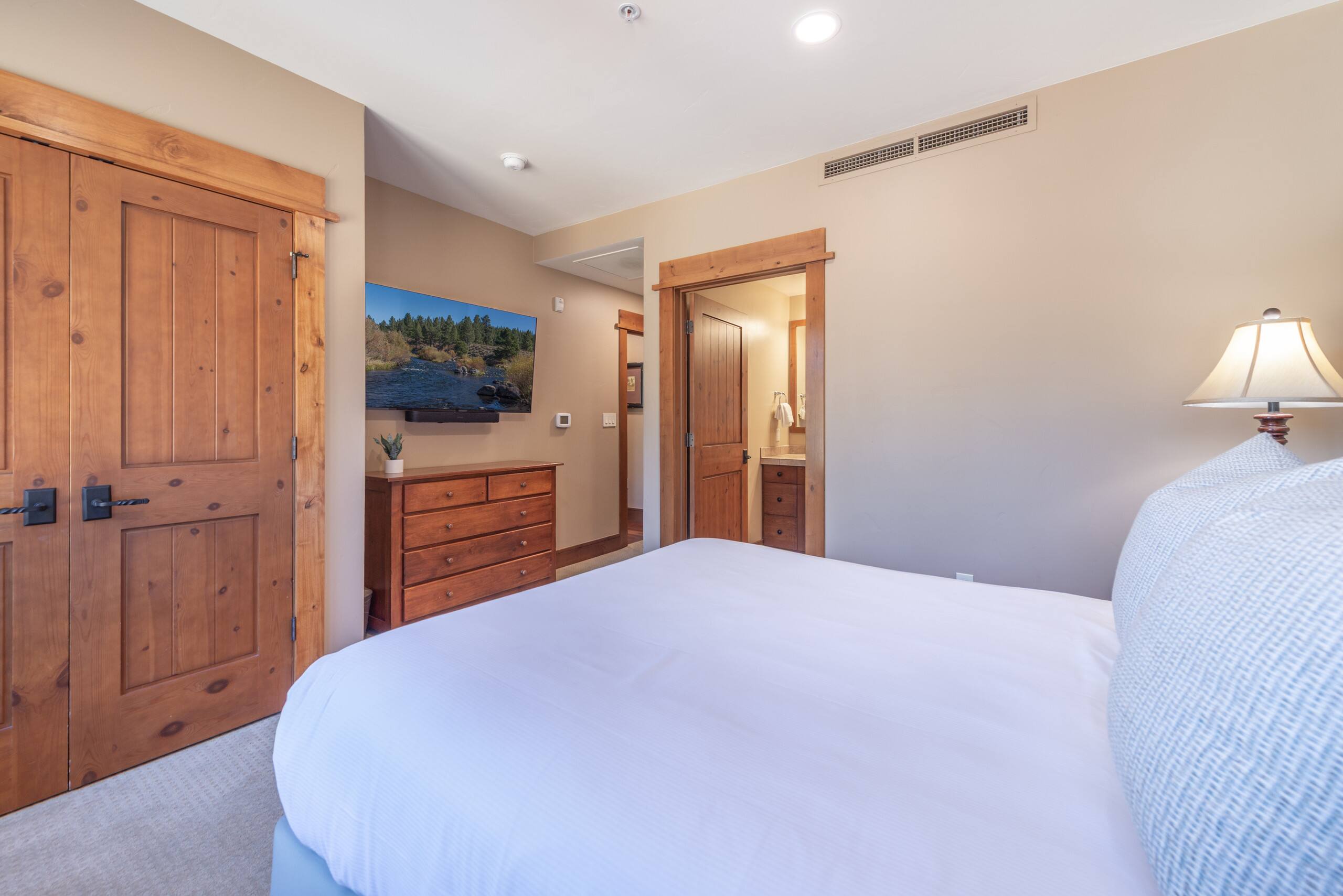 Top-Floor Luxury Condo, Village at Northstar - Photo 16