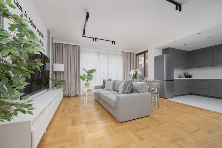 وسادة زخرفية على الأريكة. 