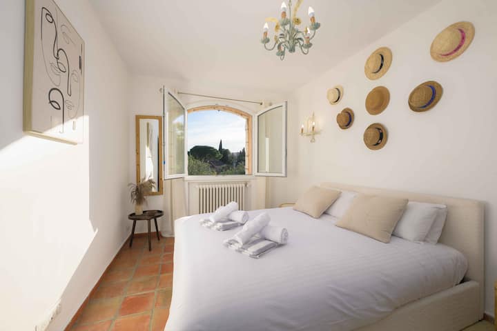 Grande chambre avec vue sur la piscine