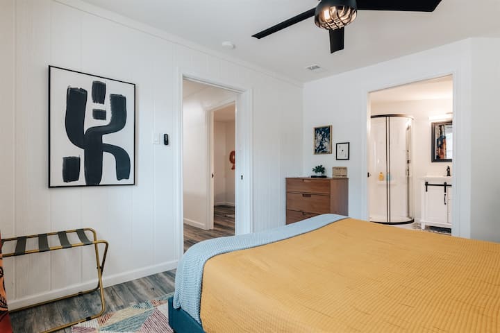 Glavna spavaća soba: prostrano utočište s udobnim memorijskim krevetom, prirodnim svjetlom, pravim biljkama, zavjesom za zamračenje, kupaonicom za mirne noći