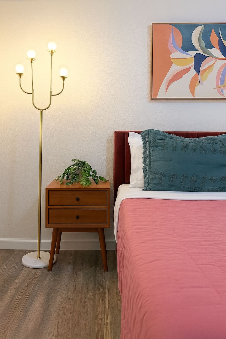 spavaća soba 2 Pozivajući dizajn zlatnih djevojaka, vrata do pune kupaonice, zavjesa koja kombinira udobnost s funkcionalnošću