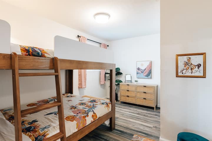 spavaća soba 3 ima dva bračna kreveta, komodu, puni ormar, zavjesu koja zatamnjuje prostoriju