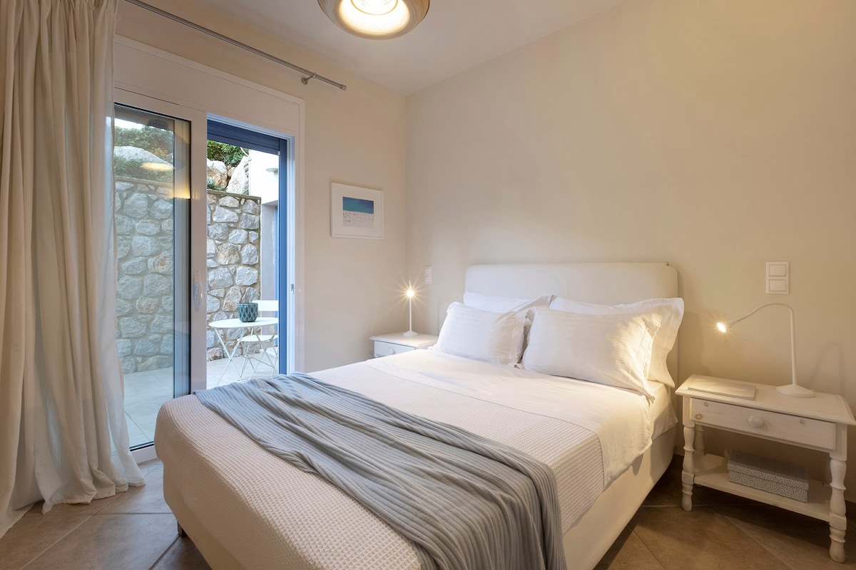 Спална соба со два одделни кревета на приземјето на главната куќа (спална соба 3).