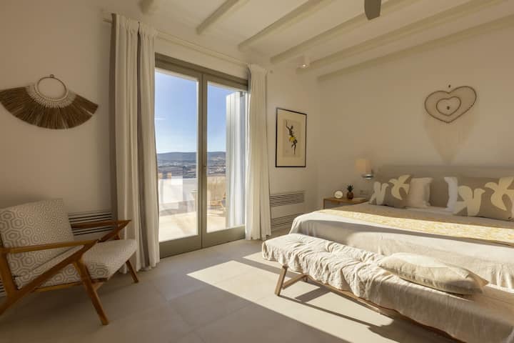 El dormitorio principal, una amplia habitación doble, está en el primer piso de la casa principal. (Dormitorio 1)