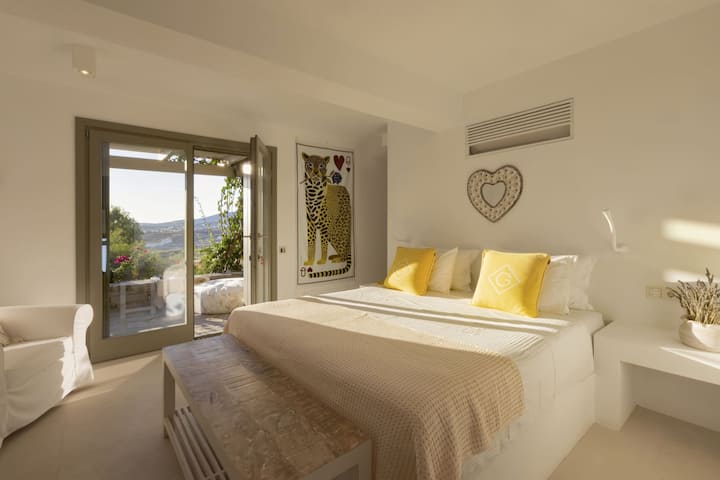 El segundo dormitorio de invitados con acceso independiente, también es doble. (Dormitorio 6)