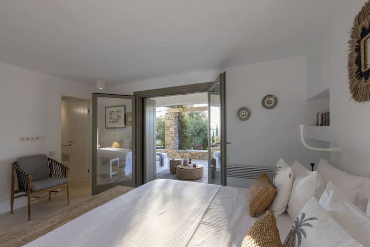 El primero de los cuatro dormitorios de acceso independiente, una doble. (Dormitorio 5)