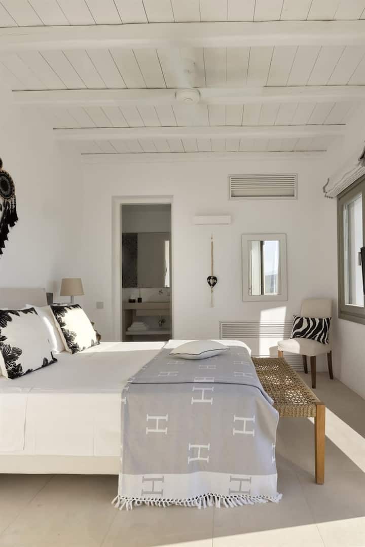 El segundo dormitorio en el primer piso de la casa principal, también es doble. (Dormitorio 2)