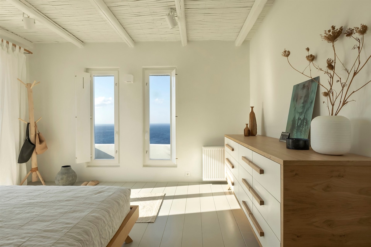 Главната спална соба исполнета со светлина, двокреветна, е на горното ниво на првиот кат. (Спална соба 1)