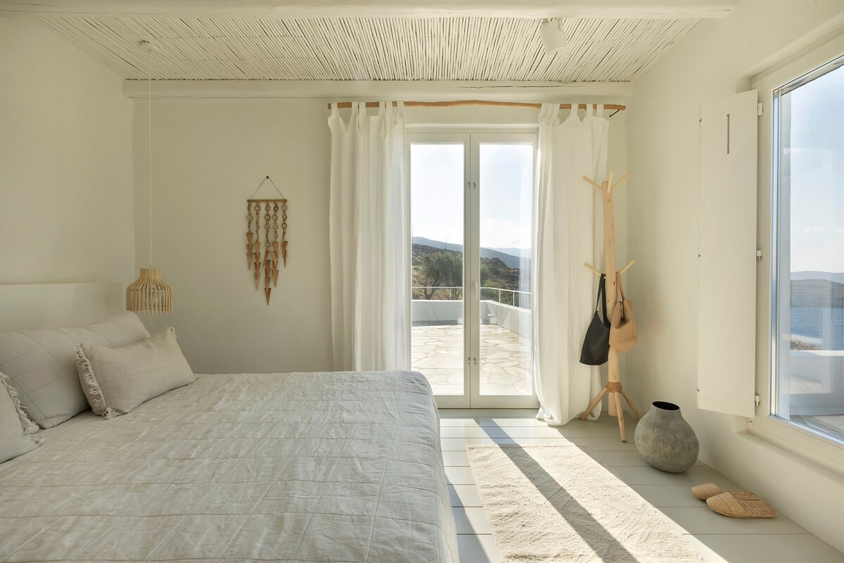 Се гордее со поглед на море и сопствена суперпанорамска тераса.