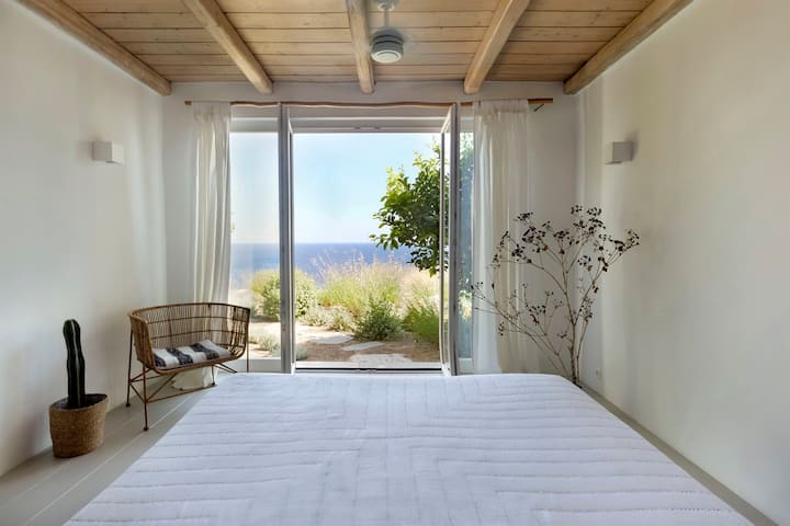 El primero de los dos dormitorios, uno doble, se encuentra a pocos pasos del salón. (Dormitorio 3)