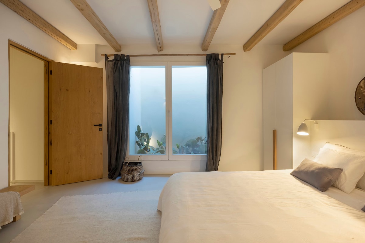 Пространата двокреветна спална соба на приземјето. (Спална соба 5)