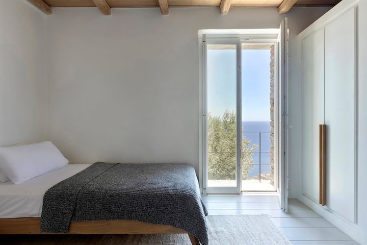 El dormitorio individual en la planta baja de la primera planta, con vistas al mar y balcón. (Dormitorio 2)