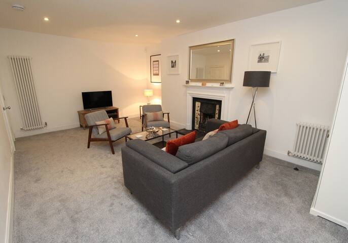 City Centre New Town 2 Bedroom Flat gallery image 4