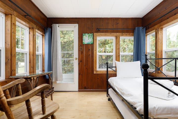 ზამთრის ბაღის ტიპის შესასვლელი ხის კედლებით, დიდი ფანჯრებითა და სავარძლებით, რომ სტუმრები მყუდროდ დახვდეთ.