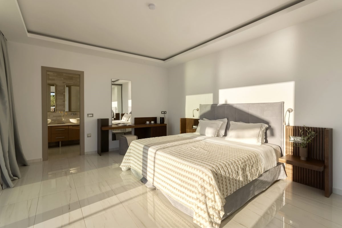 El dormitorio doble en la planta baja se accede externamente desde su terraza. (Dormitorio 4)