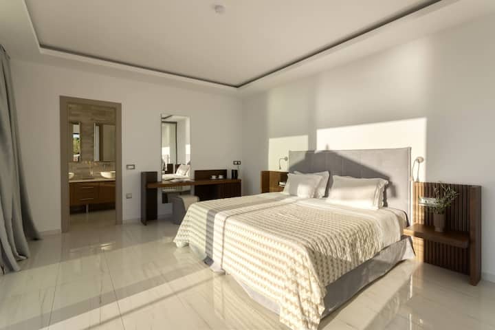 El dormitorio doble en la planta baja se accede externamente desde su terraza. (Dormitorio 4)