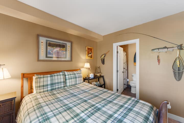 Მესამე საძინებელში არის ორადგილიანი საწოლი, ტელევიზორი და ლუქს-კლასის სააბაზანო. 