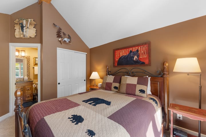 Მეორე საძინებელში არის ორადგილიანი საწოლი, ტელევიზორი და ლუქს-კლასის სააბაზანო. 