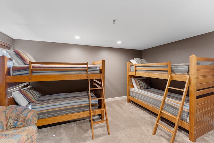 Მეოთხე საძინებელში არის 2 ორადგილიანი ორსართულიანი საწოლი და ტელევიზორი. 