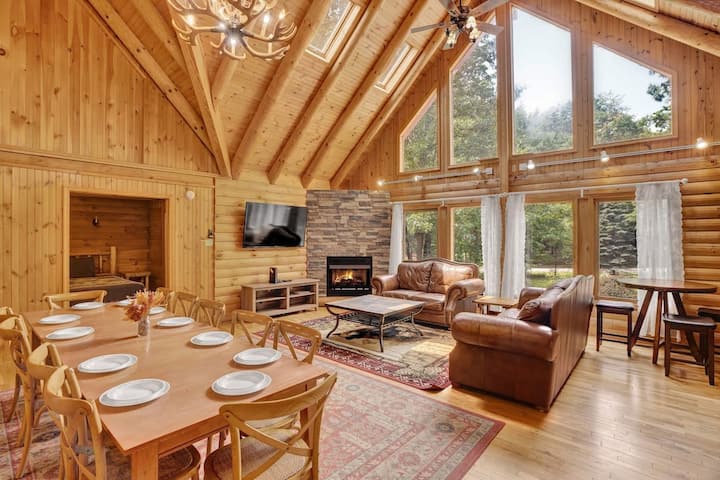 Authentic Pocono Log Cabin | Hot Tub | Lake Access - 賓夕凡尼亞
