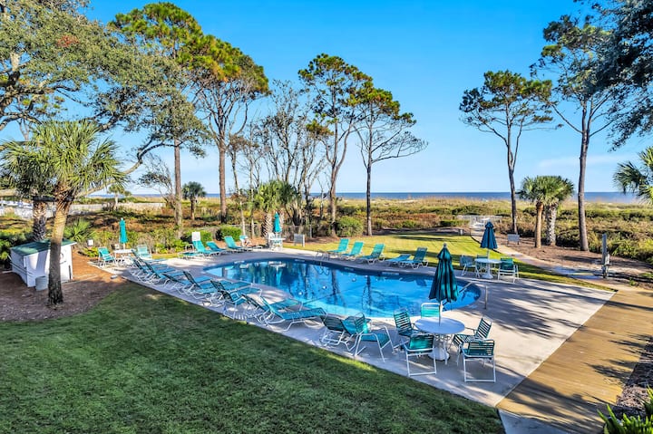 Beachfront Stay | Pool + Easy Walk To Coligny - Hilton Head Island, SC