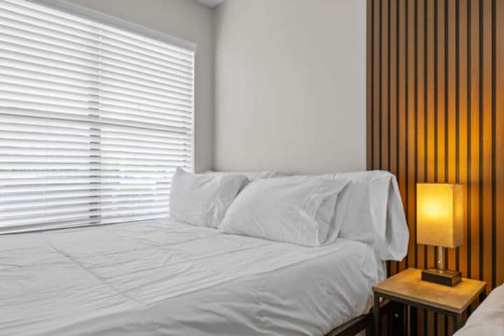 Spálňa, v ktorej sa cítite ako doma – čistá, tichá a príjemná.