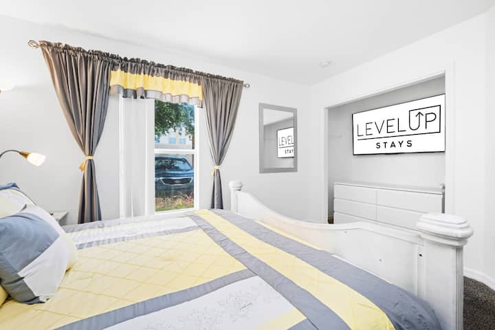 Útulná spálňa s manželskou posteľou a množstvom pohodlia