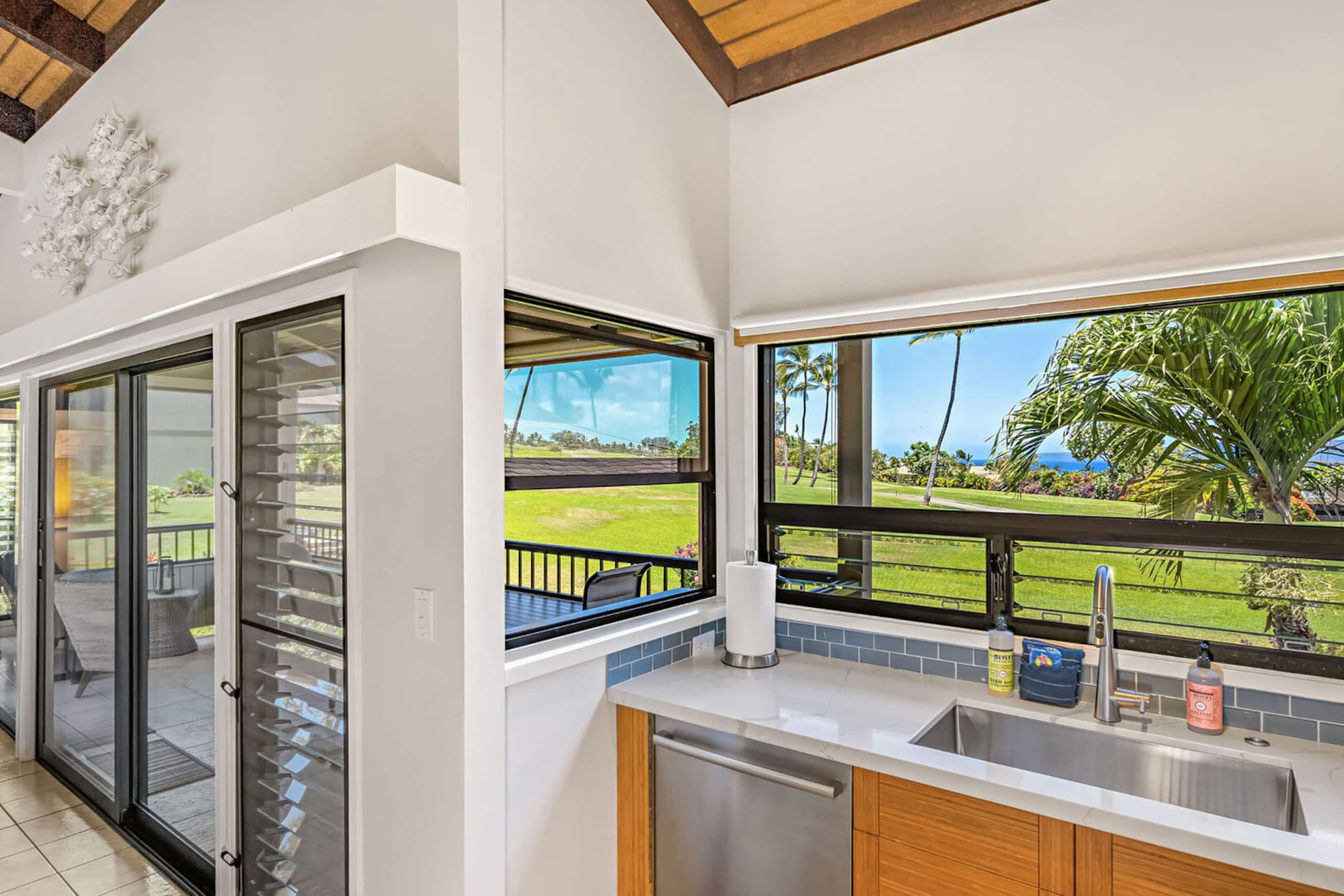 Condo in Kihei · ★5.0 · 1 bedroom · 2 beds · 2 baths - Image 8