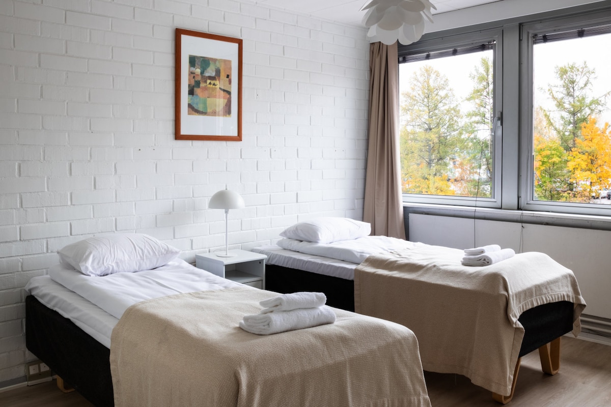 Dhoma e gjumit ka dy krevate tek, të cilët gjithashtu mund të vendosen së bashku nëse është e nevojshme.