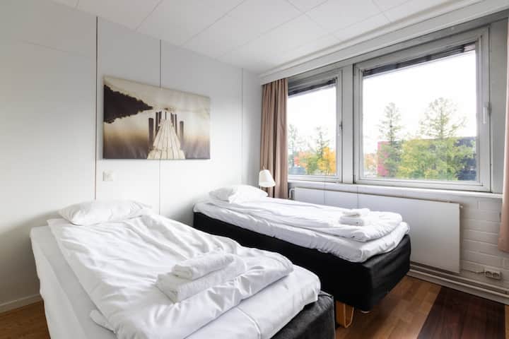 De tweede slaapkamer heeft twee eenpersoonsbedden.