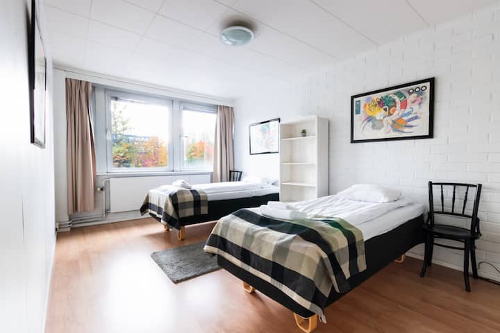 1e slaapkamer is voorzien van twee losstaande bedden.