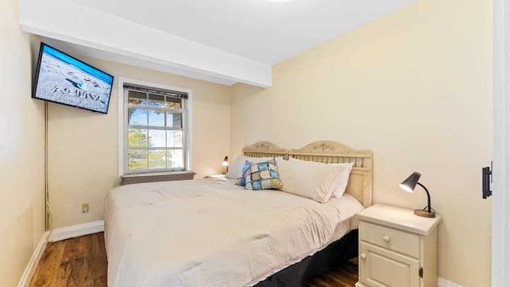 Hlavná spálňa má manželskú posteľ