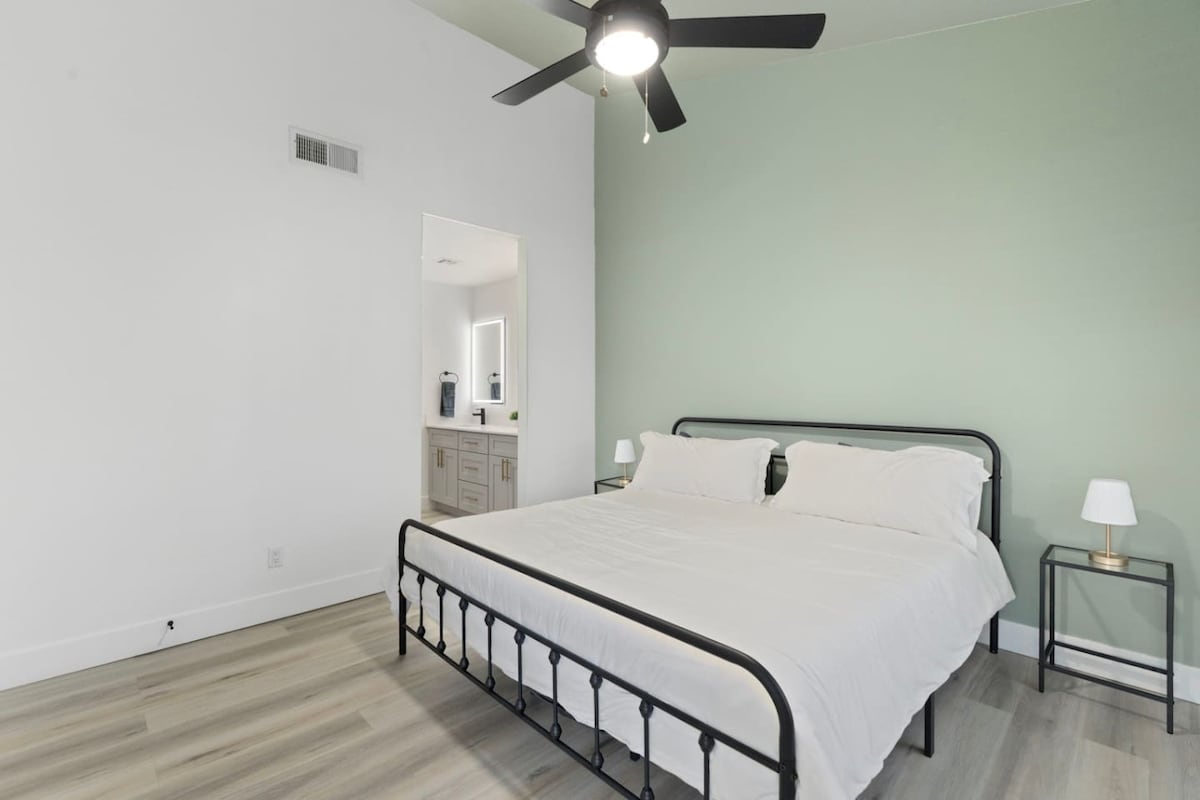 — მშვიდად განიტვირთეთ ამ საძინებელში, რომელიც სკოტსდეილში დასასვენებლად არის განკუთვნილი — რბილი ტონები, ფუფუნების საწოლის თეთრეული და დამამშვიდებელი ატმოსფერო მშვიდი ღამეებისთვის — მდებარეობს კამელბეკის ბილიკებთან, სკოტსდეილის ძველ ქალაქთან და ბრანჩის საუკეთესო ადგილებთან  