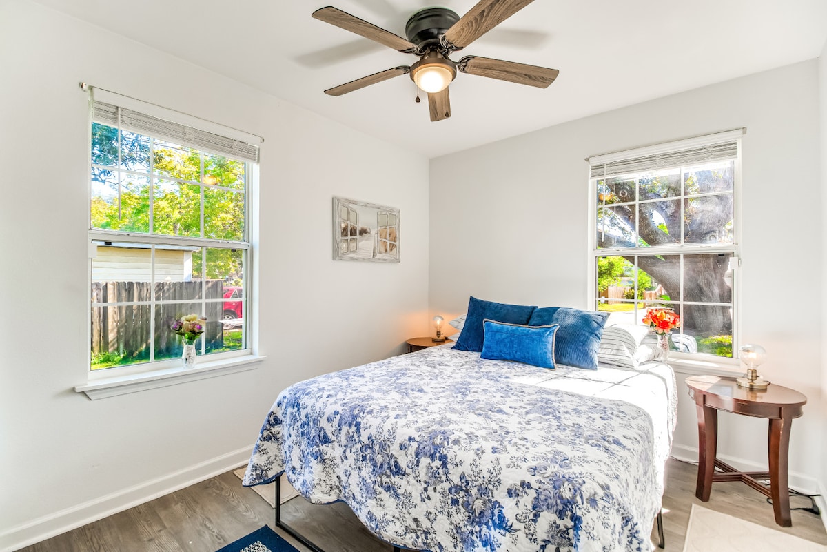 Dormitorio 1 | Cama tamaño queen | Espacio luminoso con detalles azules y ropa de cama acogedora