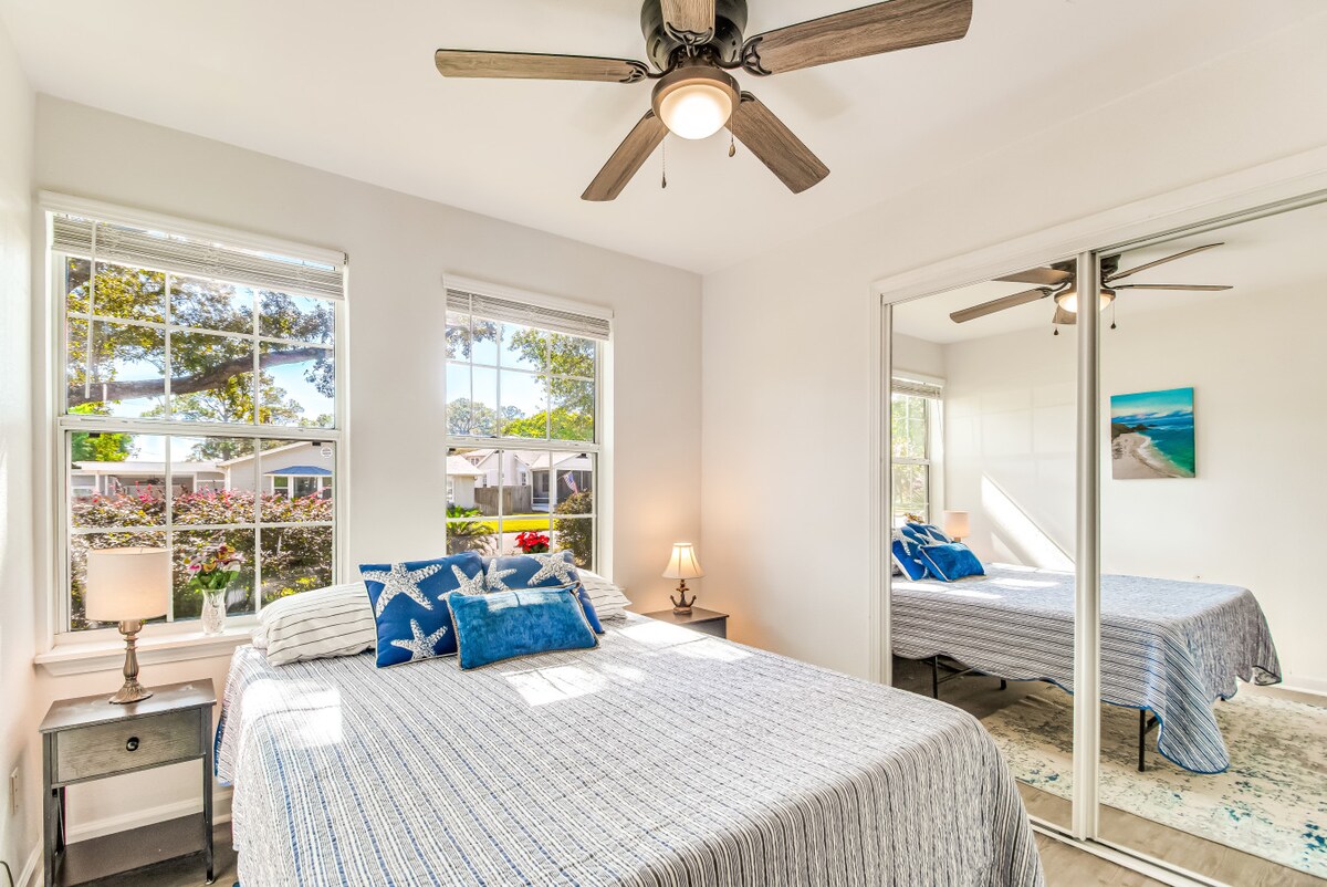 Dormitorio 2 | Cama tamaño queen | Tema costero con detalles de estrella de mar y armario espejado