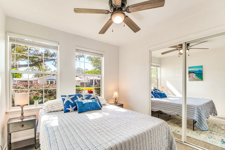 غرفة النوم 2 | سرير بحجم متوسط | تصميم ساحلي مع لمسات نجم البحر وخزانة مرآة