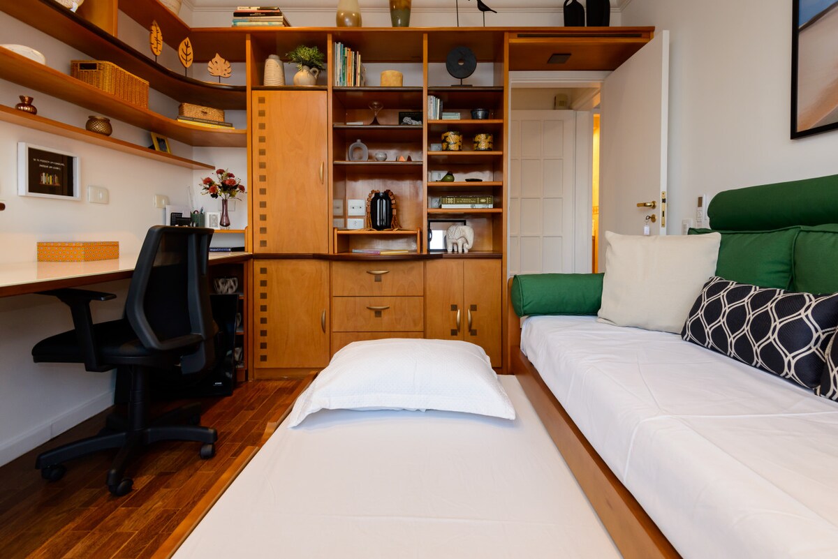 غرفة مريحة مع سرير مزدوج مريح وتكييف الهواء وكل شيء لضمان راحتك.