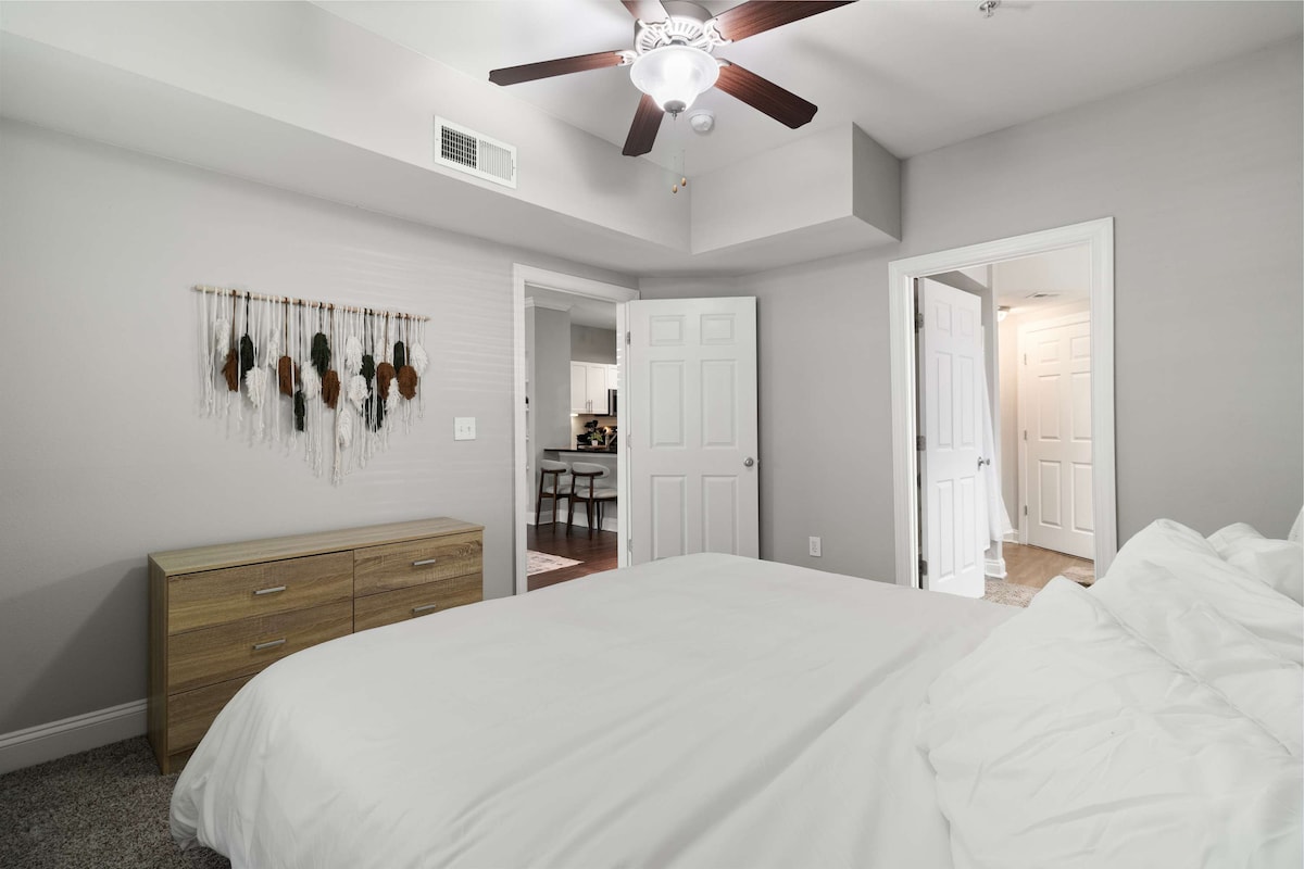 Acogedor y tranquilo dormitorio con una lujosa cama tamaño queen: duerme mejor con cortinas opacas y sábanas suaves.