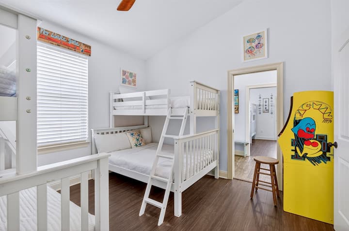 Ghorofa ya 2 - Chumba cha ghorofa chenye vitanda 2 vikubwa na 2 vya mapacha (Watu 6 wanalala) chenye Televisheni janja ya 4K na bafu la kujitegemea