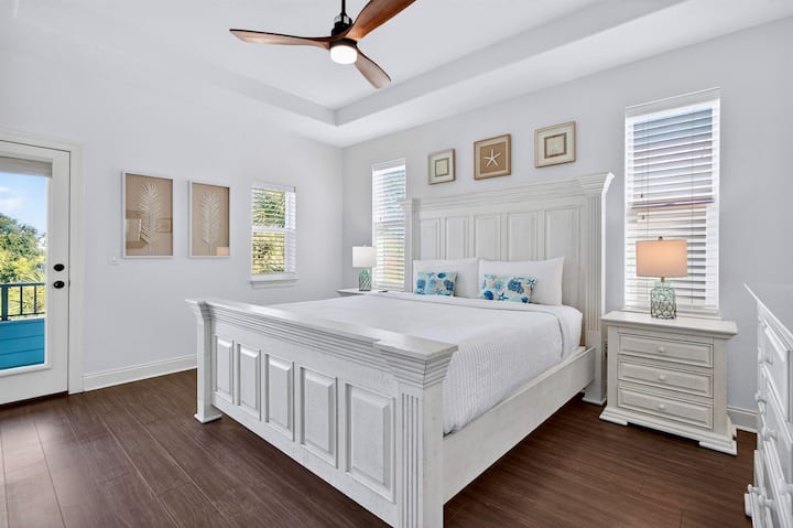 Ghorofa ya 2 - Chumba cha kulala chenye kitanda aina ya King chenye roshani ya kujitegemea iliyofunikwa na bafu la chumba