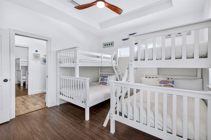 Ghorofa ya 2 - Chumba cha ghorofa chenye vitanda 2 vikubwa na 2 vya mapacha (Watu 6 wanalala) chenye Televisheni janja ya 4K na bafu la kujitegemea