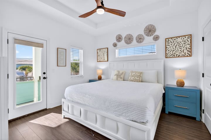 Ghorofa ya 2 - Chumba cha kulala chenye kitanda aina ya King chenye roshani ya kujitegemea iliyofunikwa na bafu la chumba