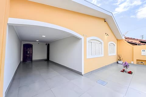 Spacious house, 3 bedrooms with air conditioning + 2 parking spaces