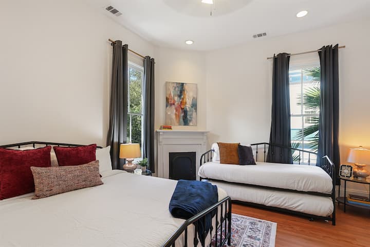 Jinyooshe au upumzike, chumba hiki chenye nafasi kubwa hulala kila mtu kwa mtindo.