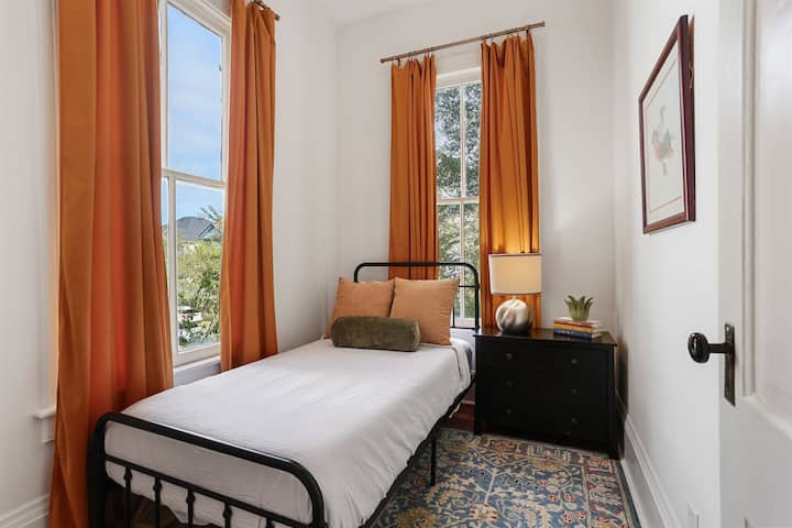 Chumba pacha cha kulala chenye starehe kinachofaa kwa ajili ya kupumzika, kusoma, au mazungumzo ya usiku wa manane.