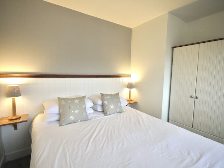 Bedroom 3, the smallest bedroom, can be made with 2 single beds or a kingsize bed and is opposite the bathroom. In this picture the room has been made with a kingsize bed.