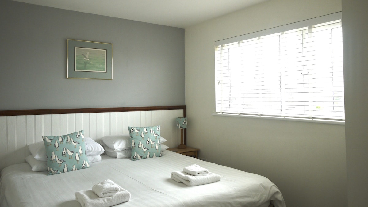 Спалня 2 на втория етаж също има самостоятелна душ кабина.