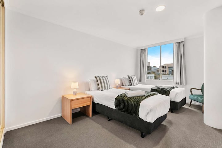 Chumba cha kulala cha 2 kinaweza kuwa na vitanda viwili virefu vya mtu mmoja au kitanda cha Mfalme (mjulishe tu mwenyeji wako wakati wa kuweka nafasi ni mpangilio gani unaohitaji).