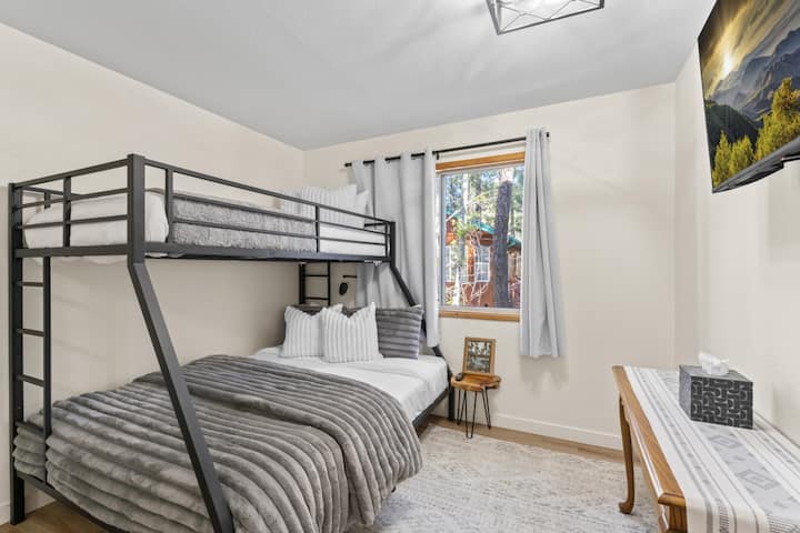 双层床房–有趣且实用，配备现代床上用品和自然光